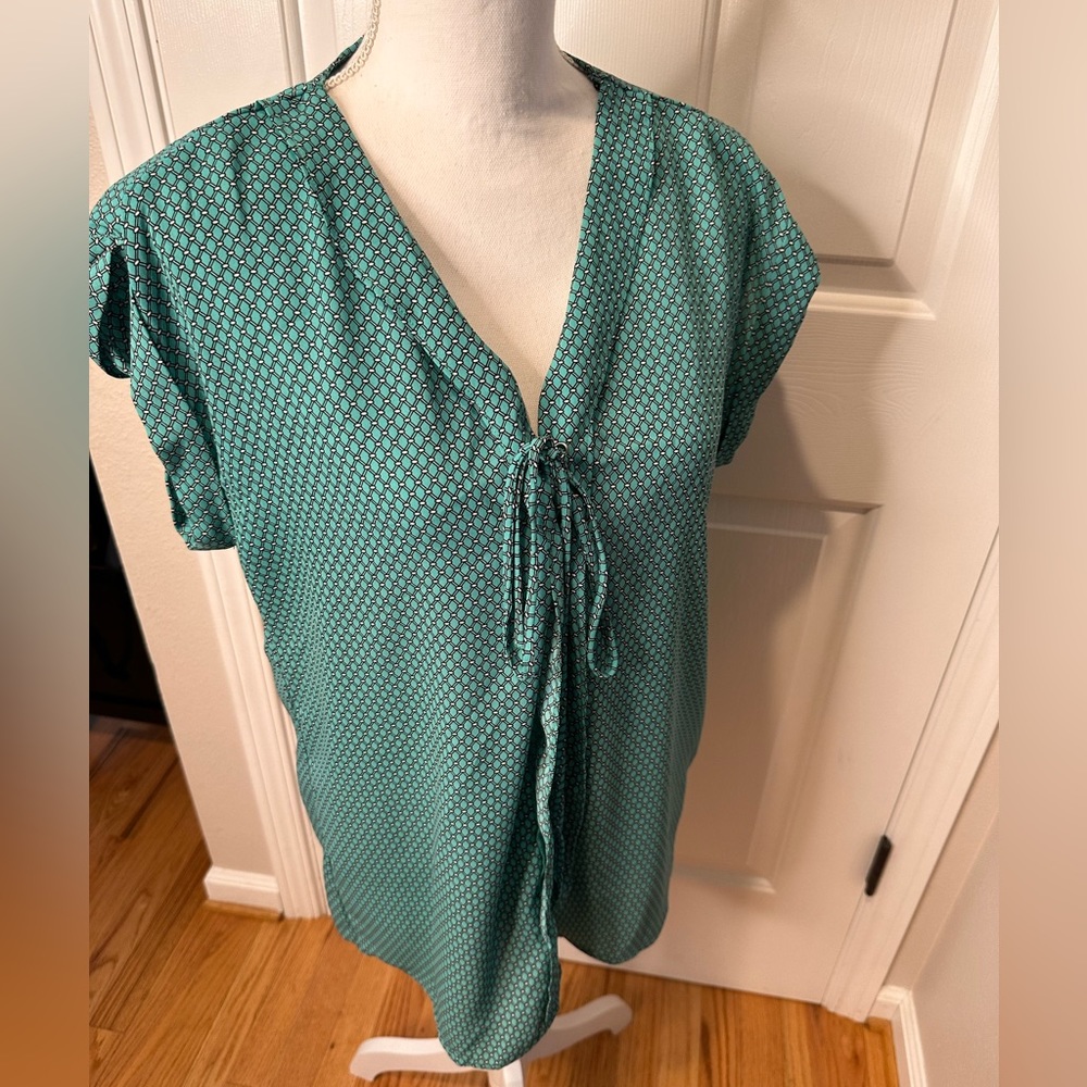 Teal sleeveless blouse med.